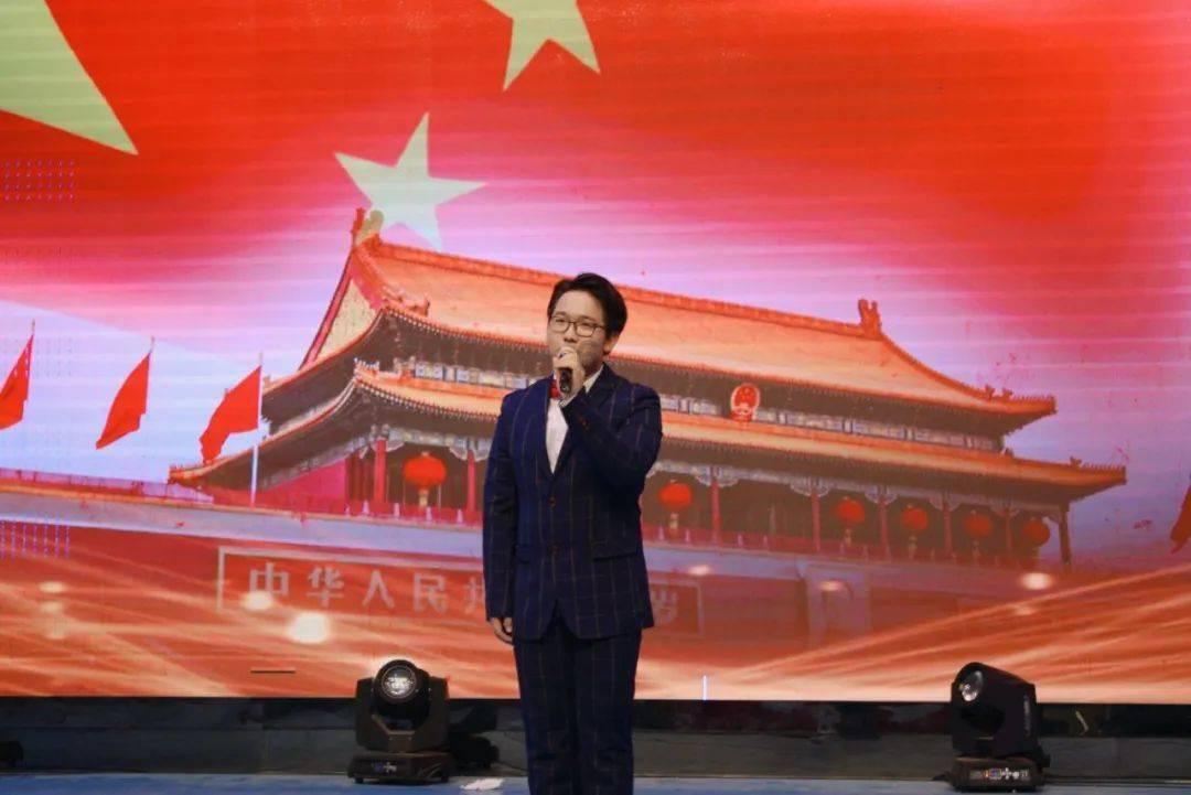 徐娇晒男演员丑照怼于正审美差，男方发文反驳后秒删，三方互撕太精彩