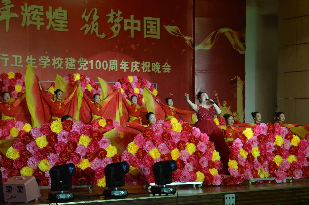 河南新乡:两辆货车发生追尾,消防员紧急施救